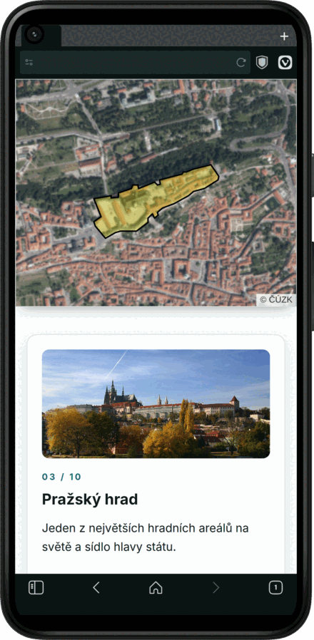 Storymapa na telefonu: areál Pražského hradu zakreslený jako plocha na leteckém snímku a pod mapou karta s fotkou
