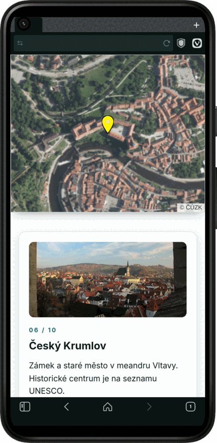 Storymapa na telefonu: Český Krumlov na leteckém snímku se zvýrazněným zámkem a pod mapou karta s fotkou