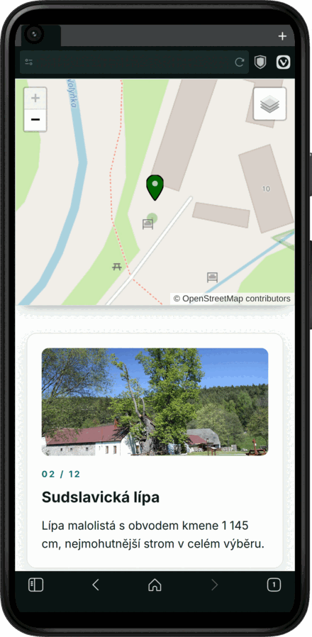Storymapa na telefonu: Sudslavická lípa jako bod v mapě a pod mapou karta s fotkou stromu a obvodem kmene